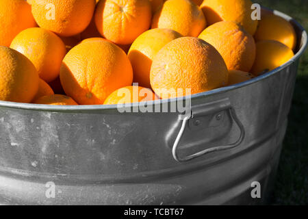 Les oranges de métal galvanisé à remous Banque D'Images