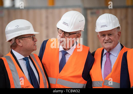 Stuttgart, Allemagne. Le 05 juin, 2019. Manfred Leger (l-r), directeur général de la DB, Stuttgart-Ulm Projet Heinz Dürr, ancien président du Conseil de la Deutsche Bahn AG, et Erwin Teufel, ancien Premier Ministre de l'état du Bade-Wurtemberg, sont sur place pour marquer le 25e anniversaire de l'idée du projet de Stuttgart 21. Il y a 25 ans Wissmann, Teufel et Dürr a présenté l'idée de sketch le projet conjoint Stuttgart 21 au public. Credit : Fabian Sommer/dpa/Alamy Live News Banque D'Images