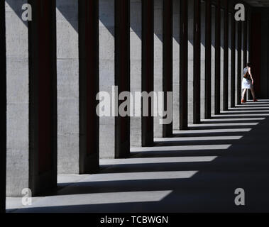 Weimar, Allemagne. Le 05 juin, 2019. Une femme marche à travers les colonnades de l'ex-Gauforum Weimar. En plus de la construction de l'ère national-socialiste, le nouveau Musée du Bauhaus Weimar a été ouverte cette année. Crédit : Martin Schutt/dpa-Zentralbild/dpa/Alamy Live News Banque D'Images