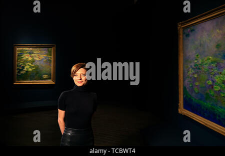 (190606) -- CANBERRA, 6 juin 2019 (Xinhua) -- Marianne Mathieu, directeur scientifique de l'Musée Marmottan Monet, pose pour une photo avec des œuvres de Claude Monet à la galerie nationale d'Australie (NGA) à Canberra, Australie, le 6 juin 2019. Une exposition intitulée 'Monet : Impression Sunrise' se déroulera à Canberra du 7 juin au 1 septembre. 60 œuvres du Musée Marmottan Monet, la Tate à Londres, ainsi que d'autres institutions et des collections privées aux États-Unis, en Grande-Bretagne, en Australie et en Nouvelle-Zélande, seront présentés à l'exposition. (Xinhua/Pan Xiangyue) Banque D'Images