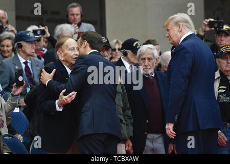 Colleville-sur-Mer, France. 06 Juin, 2019. Le président français, Emmanuel Macron, fait appel à un ancien combattant de la Seconde Guerre mondiale après lui accordant l'Ordre National du Mérite en tant que Président américain Donald Trump ressemble au cours d'une cérémonie de commémoration marquant le 75e anniversaire du Jour J à la cimetière américain de Normandie le 6 juin 2019 à Colleville-sur-Mer, France. Des milliers de personnes ont convergé sur Normandie pour commémorer le 75e anniversaire de l'opération Overlord, l'invasion alliée DE LA SECONDE GUERRE MONDIALE connue sous le nom de D-Day. Credit : Planetpix/Alamy Live News Banque D'Images