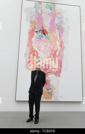 Munich, Allemagne. 06 Juin, 2019. L'artiste Georg Baselitz se tient devant sa peinture 'Willem émerge, 2013' dans la Pinakothek der Moderne. Le peintre et sculpteur Georg Baselitz a fait don de six peintures et une sculpture géante à la Pinakothek der Moderne à Munich. Crédit : Felix Hörhager/dpa/Alamy Live News Banque D'Images