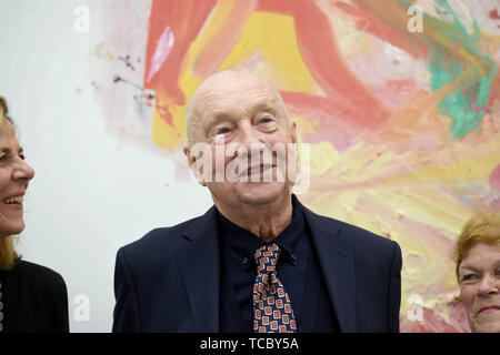 Munich, Allemagne. 06 Juin, 2019. L'artiste Georg Baselitz se tient devant sa peinture 'Willem émerge, 2013' dans la Pinakothek der Moderne. Le peintre et sculpteur Georg Baselitz a fait don de six peintures et une sculpture géante à la Pinakothek der Moderne à Munich. Crédit : Felix Hörhager/dpa/Alamy Live News Banque D'Images