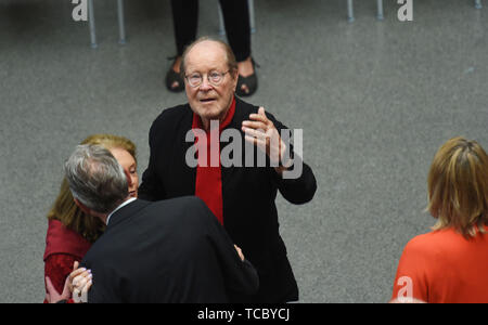 Munich, Allemagne. 06 Juin, 2019. Heiner Friedrich, marchand d'art, galeriste et fondateur du musée, est présent à la Pinakothek der Moderne dans le cadre d'une séance de photos à faire don des oeuvres de Baselitz. Le peintre et sculpteur Georg Baselitz a fait don de six peintures et une sculpture géante à la Pinakothek der Moderne à Munich. Crédit : Felix Hörhager/dpa/Alamy Live News Banque D'Images