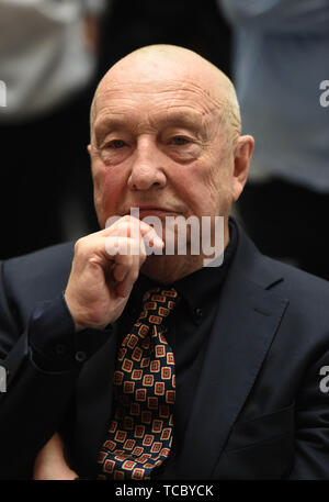 Munich, Allemagne. 06 Juin, 2019. Après une séance photo, l'artiste Georg Baselitz se trouve dans la Pinakothek der Moderne. Le peintre et sculpteur Georg Baselitz a fait don de six peintures et une sculpture géante à la Pinakothek der Moderne à Munich. Crédit : Felix Hörhager/dpa/Alamy Live News Banque D'Images