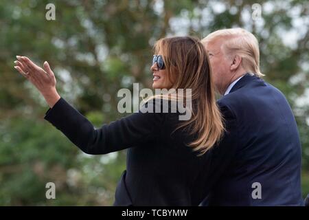 La Pointe du Hoc, France. 06 Juin, 2019. Le Président américain Donald Trump et la Première Dame Melania Trump d''Omaha Beach à la suite d'une cérémonie de commémoration marquant le 75e anniversaire du Jour J à la cimetière américain de Normandie le 6 juin 2019 à la Pointe du Hoc, France. Des milliers de personnes ont convergé sur Normandie pour commémorer le 75e anniversaire de l'opération Overlord, l'invasion alliée DE LA SECONDE GUERRE MONDIALE connue sous le nom de D-Day. Credit : Planetpix/Alamy Live News Banque D'Images