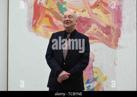 Munich, Allemagne. 06 Juin, 2019. L'artiste Georg Baselitz se tient juste en face de l'une de ses oeuvres dans la Pinakothek der Moderne. Le peintre et sculpteur Georg Baselitz a fait don de six peintures et une sculpture géante à la Pinakothek der Moderne à Munich. Crédit : Felix Hörhager/dpa/Alamy Live News Banque D'Images