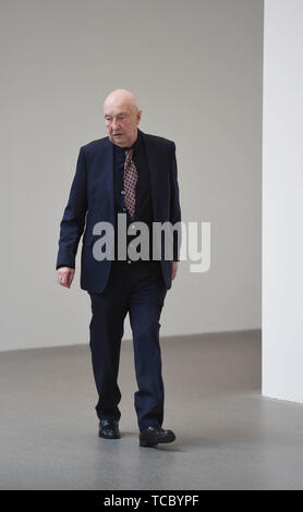 Munich, Allemagne. 06 Juin, 2019. L'artiste Georg Baselitz est livré à une séance de photo à l'occasion d'une donation de ses œuvres à la Pinakothek der Moderne. Le peintre et sculpteur Georg Baselitz a fait don de six peintures et une sculpture géante à la Pinakothek der Moderne à Munich. Crédit : Felix Hörhager/dpa/Alamy Live News Banque D'Images