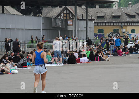 Milan, IL - 06.06.2019 : FILA PARA SHOW DE VASCO ROSSI PAS DE SAN SIRO - Fans dormir en ligne pour regarder le concert du chanteur et auteur-compositeur italien Vasco Rossi au stade Giuseppe Meazza (San Siro) à Milan. Show fait partie de la tournée 2019 Vasco Non Stop tour. (Photo : Eldio Suzano/Fotoarena) Banque D'Images