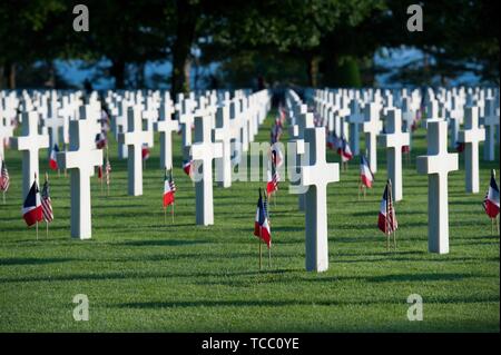 Colleville-sur-Mer, France. 06 Juin, 2019. Les drapeaux américains et français marquer les tombes de soldats au cimetière américain de Normandie au cours d'une cérémonie de commémoration marquant le 75e anniversaire du Jour J à la cimetière américain de Normandie le 6 juin 2019 à Colleville-sur-Mer, France. Des milliers de personnes ont convergé sur Normandie pour commémorer le 75e anniversaire de l'opération Overlord, l'invasion alliée DE LA SECONDE GUERRE MONDIALE connue sous le nom de D-Day. Credit : Planetpix/Alamy Live News Banque D'Images