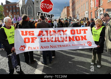 Dublin. 7 juin, 2019. Les gens détiennent une manifestation à Dublin, Irlande, le 6 juin 2019. Une manifestation contre le président américain Donald Trump's visite en Irlande a eu lieu au centre-ville de Dublin, le jeudi, le dessin de près de 10 000 participants. Source : Xinhua/Alamy Live News Banque D'Images