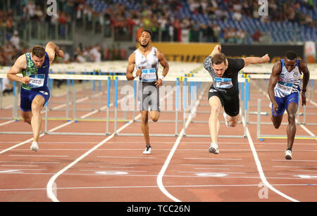 ROME, ITALIE - 06 juin : Andrew Pozzi et Sergey Shubenkov concurrence sur le 110m haies hommes au cours de l'événement l'IAAF Diamond League 2019 Golden Gala Pietro Mennea à Rome (Crédit : Mickael Chavet/Zuma/Alamy Live News) Banque D'Images