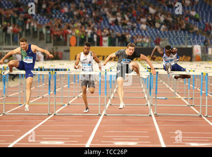 ROME, ITALIE - 06 juin : Andrew Pozzi et Sergey Shubenkov concurrence sur le 110m haies hommes au cours de l'événement l'IAAF Diamond League 2019 Golden Gala Pietro Mennea à Rome (Crédit : Mickael Chavet/Zuma/Alamy Live News) Banque D'Images