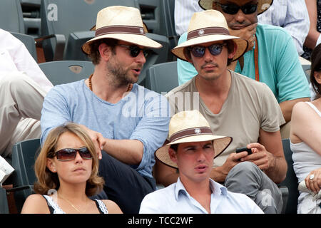 PARIS, FRANCE - 03 juin : gueule de l'acteur Bradley Cooper assiste au match de demi-finale hommes entre la Grande-Bretagne, l'Espagne et Andy Murray Rafael Nadal dans le tournoi de tennis au stade Roland Garros, le 3 juin 2011, à Paris. La France. People : Bradley Cooper Banque D'Images