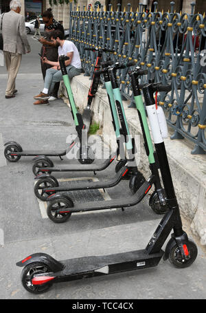 30 mai 2020, la France (France), Paris : E-scooters sont situés sur une rue au centre de Paris. Photo : Waltraud Grubitzsch/dpa-zentralbild/ZB Banque D'Images