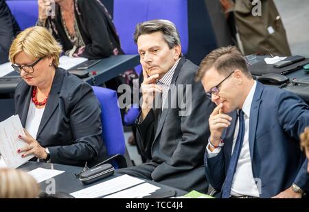 Berlin, Allemagne. 07Th Juin, 2019. Rolf Mützenich, chef de faction provisoire de la SPD, se trouve entre Eva Högl (SPD, l) et Carsten Schneider (SPD, r) dans le plénum du Bundestag. L'ordre du jour comprend la voix sur l'asile et le droit de résidence, l'Immigration d'experts et de la Loi sur la Loi sur la promotion de l'emploi pour les ressortissants étrangers. Crédit : Michael Kappeler/dpa/Alamy Live News Banque D'Images