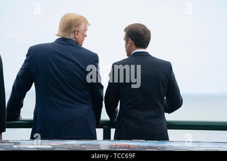 Colleville-sur-Mer, France. 06 Juin, 2019. Le Président américain Donald Trump se tient avec le président français, Emmanuel Macron au Omaha Beach donnent sur pendant la commémoration cérémonie marquant le 75e anniversaire du Jour J à la cimetière américain de Normandie le 6 juin 2019 à Colleville-sur-Mer, France. Des milliers de personnes ont convergé sur Normandie pour commémorer le 75e anniversaire de l'opération Overlord, l'invasion alliée DE LA SECONDE GUERRE MONDIALE connue sous le nom de D-Day. Credit : Planetpix/Alamy Live News Banque D'Images