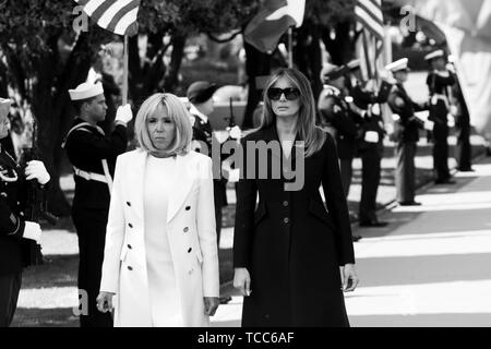 Colleville-sur-Mer, France. 06 Juin, 2019. Première Dame des États-Unis Melania Trump et la Première dame française Brigitte Macon promenade par un cordon d'honneur américain et français en route pour la cérémonie de commémoration marquant le 75e anniversaire du Jour J à la cimetière américain de Normandie le 6 juin 2019 à Colleville-sur-Mer, France. Des milliers de personnes ont convergé sur Normandie pour commémorer le 75e anniversaire de l'opération Overlord, l'invasion alliée DE LA SECONDE GUERRE MONDIALE connue sous le nom de D-Day. Credit : Planetpix/Alamy Live News Banque D'Images