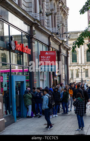Donegall Place, Belfast, Royaume-Uni 7 juin 2019. Une grande queue rassemble à l'extérieur du magasin Foot Locker dans le centre-ville de Belfast où l'Yeezy Boost 350 V2 ont été mis en vente à 9:00am ce matin Crédit : Bonzo/Alamy Live News Banque D'Images