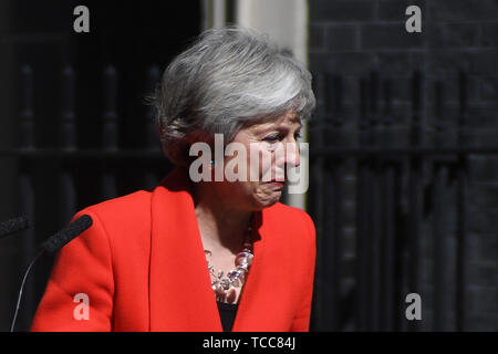 (190607) -- BEIJING, 7 juin 2019 (Xinhua) -- File photo prise le 24 mai 2019 montre le premier ministre britannique Theresa peuvent parler aux médias à l'extérieur de 10 Downing Street à Londres, Grande-Bretagne. Theresa May le 7 juin a démissionné comme chef du parti conservateur au pouvoir en Grande-Bretagne, mais elle restera en tant que premier ministre jusqu'à ce que son successeur est choisi. Son successeur comme chef, qui deviendra le prochain premier ministre, devrait être annoncé d'ici la fin de juillet. (Xinhua/Alberto Pezzali) Banque D'Images