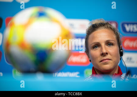 07 juin 2019, la France (France), Rennes : Football, Coupe du monde, les femmes, l'Allemagne, l'équipe nationale, conférence de presse : Svenja Huth écoute une question. Photo : Sebastian Gollnow/dpa Banque D'Images