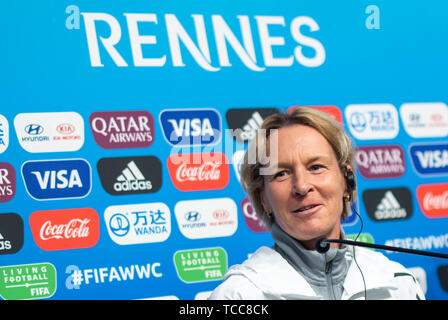 07 juin 2019, la France (France), Rennes : Football, Coupe du monde, les femmes, l'Allemagne, l'équipe nationale, conférence de presse : Martina Voss-Tecklenburg, entraîneur de l'équipe nationale féminine allemande, parle. Photo : Sebastian Gollnow/dpa Banque D'Images