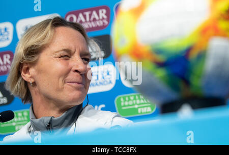 07 juin 2019, la France (France), Rennes : Football, Coupe du monde, les femmes, l'Allemagne, l'équipe nationale, conférence de presse : Martina Voss-Tecklenburg, entraîneur de l'équipe nationale féminine allemande, avec un clin. Photo : Sebastian Gollnow/dpa Banque D'Images