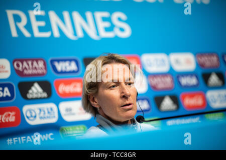 07 juin 2019, la France (France), Rennes : Football, Coupe du monde, les femmes, l'Allemagne, l'équipe nationale, conférence de presse : Martina Voss-Tecklenburg, entraîneur de l'équipe nationale féminine allemande, parle. Photo : Sebastian Gollnow/dpa Banque D'Images