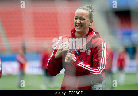 07 juin 2019, la France (France), Rennes : Football, Coupe du monde, les femmes, l'Allemagne, l'équipe nationale, l'inspection du stade : gardien Almuth Schult rit. Photo : Sebastian Gollnow/dpa Banque D'Images