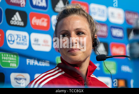 07 juin 2019, la France (France), Rennes : Football, Coupe du monde, les femmes, l'Allemagne, l'équipe nationale, conférence de presse : Svenja Huth rit. Photo : Sebastian Gollnow/dpa Banque D'Images