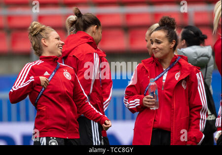 07 juin 2019, la France (France), Rennes : Football, Coupe du monde, les femmes, l'Allemagne, l'équipe nationale, l'inspection du stade : Les joueurs Linda Dallmann (l) et Lina Magull (r) sont sur le terrain. Photo : Sebastian Gollnow/dpa Banque D'Images