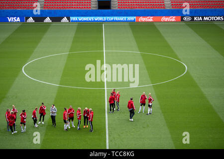 07 juin 2019, la France (France), Rennes : Football, Coupe du monde, les femmes, l'Allemagne, l'équipe nationale, l'inspection du stade : les joueurs de l'équipe allemande sont sur le terrain. Photo : Sebastian Gollnow/dpa Banque D'Images