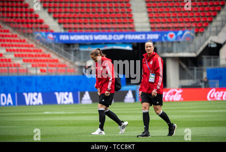 07 juin 2019, la France (France), Rennes : Football, Coupe du monde, les femmes, l'Allemagne, l'équipe nationale, l'inspection du stade : gardien Benkarth Laura (l) et le gardien Almuth Schult traverser le champ. Photo : Sebastian Gollnow/dpa Banque D'Images