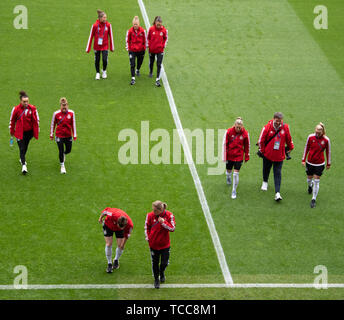 07 juin 2019, la France (France), Rennes : Football, Coupe du monde, les femmes, l'Allemagne, l'équipe nationale, l'inspection du stade : les joueurs de l'équipe allemande contre le terrain. Photo : Sebastian Gollnow/dpa Banque D'Images