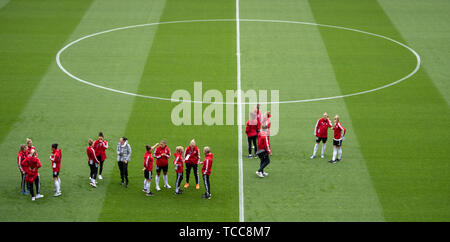 07 juin 2019, la France (France), Rennes : Football, Coupe du monde, les femmes, l'Allemagne, l'équipe nationale, l'inspection du stade : les joueurs de l'équipe allemande sont sur le terrain. Photo : Sebastian Gollnow/dpa Banque D'Images