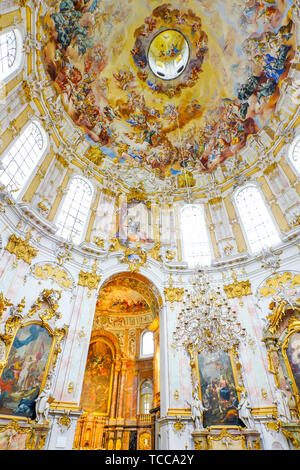 Des fresques colorées sur la coupole d'Ettal Ettal (EN), un monastère bénédictin dans village Ettal, Bavière, Allemagne. Banque D'Images