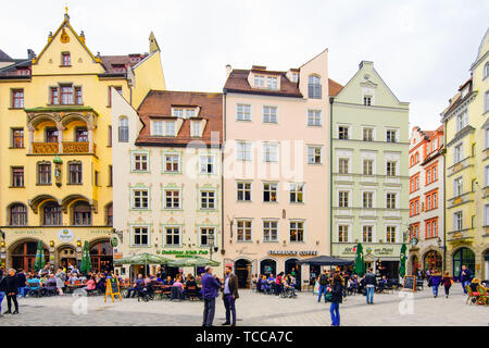 Vue sur la place populaire Platzl dans la vieille ville de Munich, Allemagne. Banque D'Images