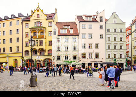 Vue sur la place populaire Platzl dans la vieille ville de Munich, Allemagne. Banque D'Images