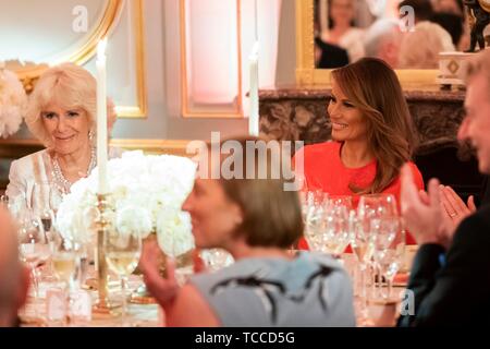 La première dame des États-Unis Melania Trump siège avec la duchesse de Cornouailles au cours d'un gala au Winfield House organisé par l'emporte sur le 4 juin 2019, à Londres, en Angleterre. Banque D'Images