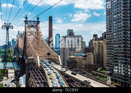 Vue de l'Ed Koch Queensboro Bridge, également connu sous le nom de la 59ème Street Bridge, avec circulation à Manhattan, New York City, USA Banque D'Images