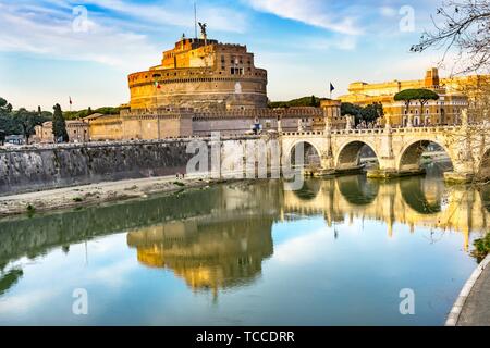 Lampe rue pont Ponte Castel Saint Angelo Tibre Reflet Rome Italie. Premier pont construit par l'empereur Hadrien dans 134AD.