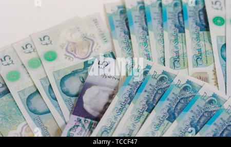 Billets de cinq livres sur un fond blanc, Bank of Scotland €5 note, un billet de cinq, de la livre sterling, en mai 2019, au Royaume-Uni. Banque D'Images