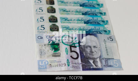 Billets de cinq livres sur un fond blanc, Bank of Scotland €5 note, un billet de cinq, de la livre sterling, en mai 2019, au Royaume-Uni. Banque D'Images