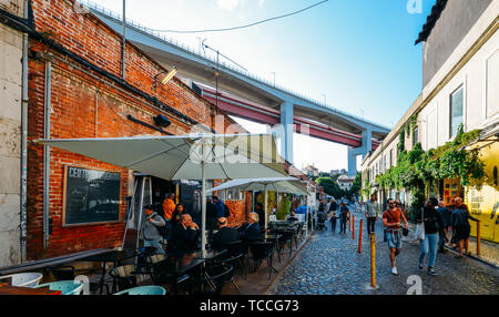 Lisbonne, Portugal - 5 juin 2019 : créatif et culturel de Lisbonne appelé LX factory où les touristes profiter de restaurants, galeries et musique Banque D'Images