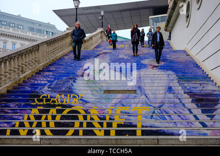 Étapes suivantes jusqu'à l'Albertina Museum and Art Gallery advertising une exposition d'oeuvres de Claude Monet à Vienne le 04/11/2018. Photo par Julie Edwards Banque D'Images