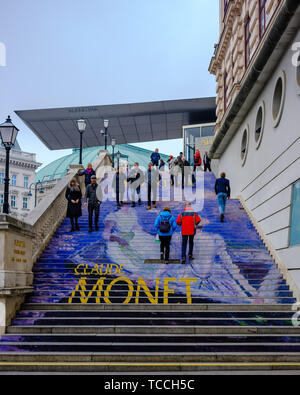 Étapes suivantes jusqu'à l'Albertina Museum and Art Gallery advertising une exposition d'oeuvres de Claude Monet à Vienne le 04/11/2018. Photo par Julie Edwards Banque D'Images