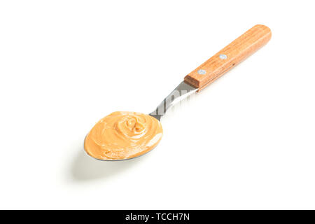 Cuillère de beurre d'arachides crémeux isolé sur fond blanc. Un produit traditionnel de la cuisine américaine Banque D'Images
