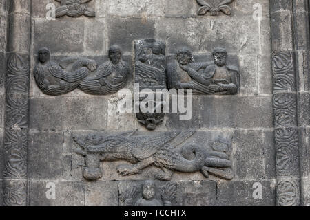 Détail de richement décorés de sculptures figuratives et ornementales Scotish portal (Schottenportal) de l'église du monastère écossais (Schottenkirche), la forme Banque D'Images