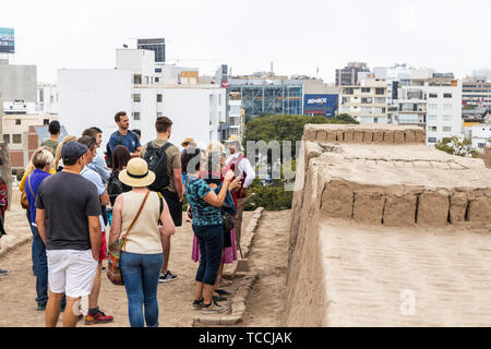 Les touristes sur une visite guidée de Huaca Pucllana, pré Columbian, pré inca, temple pyramide, tombeau et centre administratif, en forme de grenouille, Adobe, et mu Banque D'Images