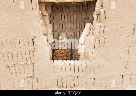 Wari tombeau avec cadavre momifié à Huaca Pucllana, pré Columbian, pré inca, temple pyramide, tombeau et centre administratif, en forme de grenouille, adobe, Banque D'Images